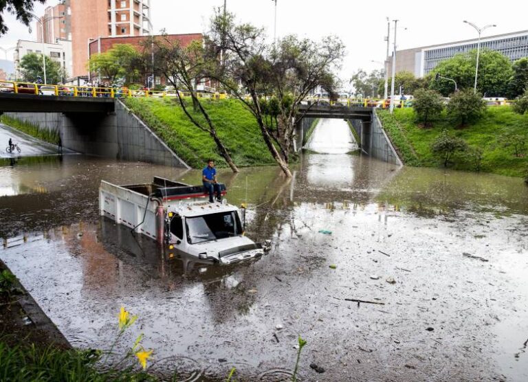 Intensas Lluvias del Martes Inundan Deprimidos y Principales Vías de Medellín