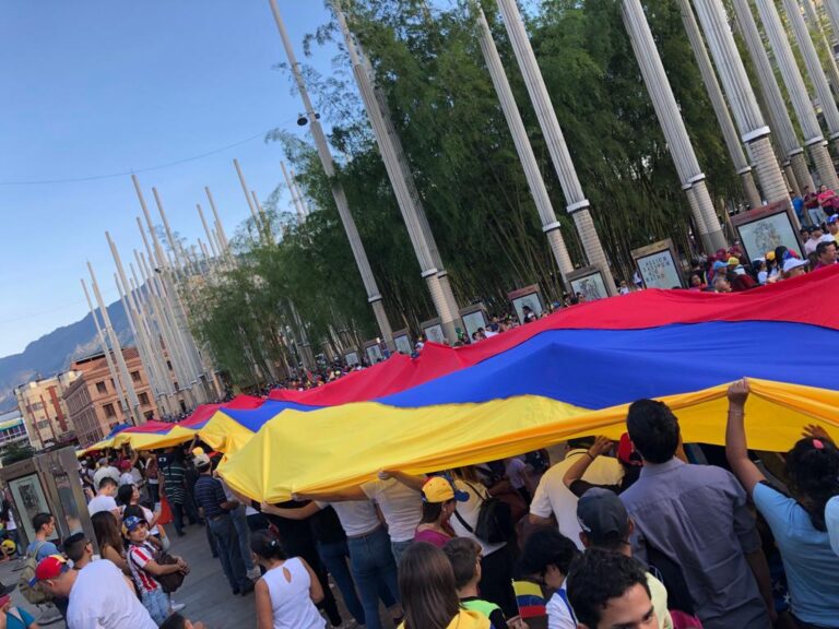 «Alzaremos nuestra voz en rechazo de la dictadura» Venezolanos, en Medellín