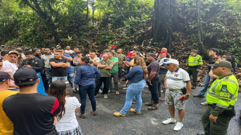 Bloqueos en la vía Santuario – Caño Alegre, en Antioquia