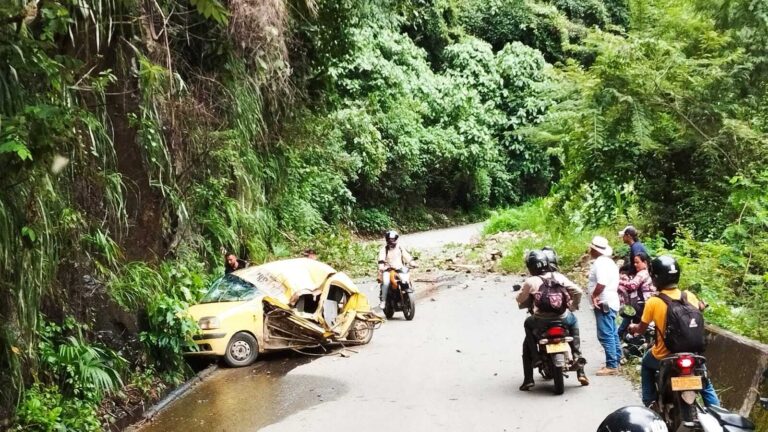 Gigantesca roca terminó con la vida de un taxista en Salgar, Antioquia