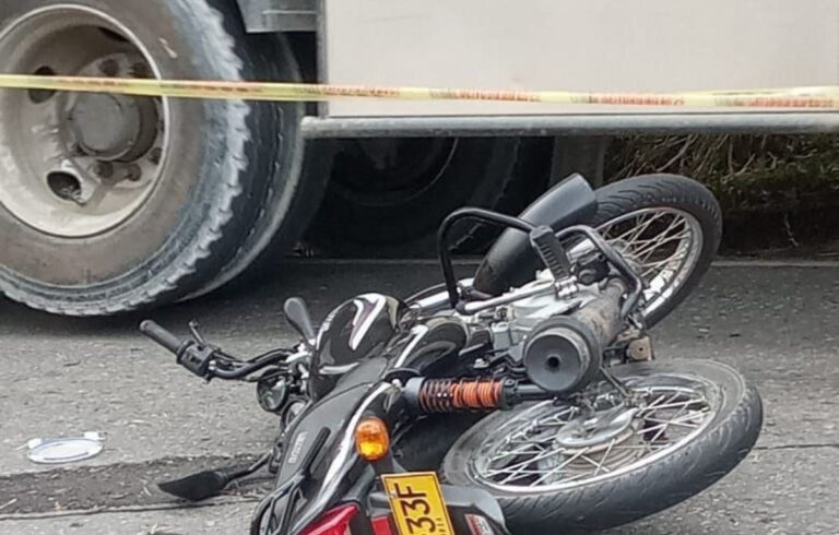 Motociclista impactó de frente contra camión y murió en la vía Caldas-Amagá