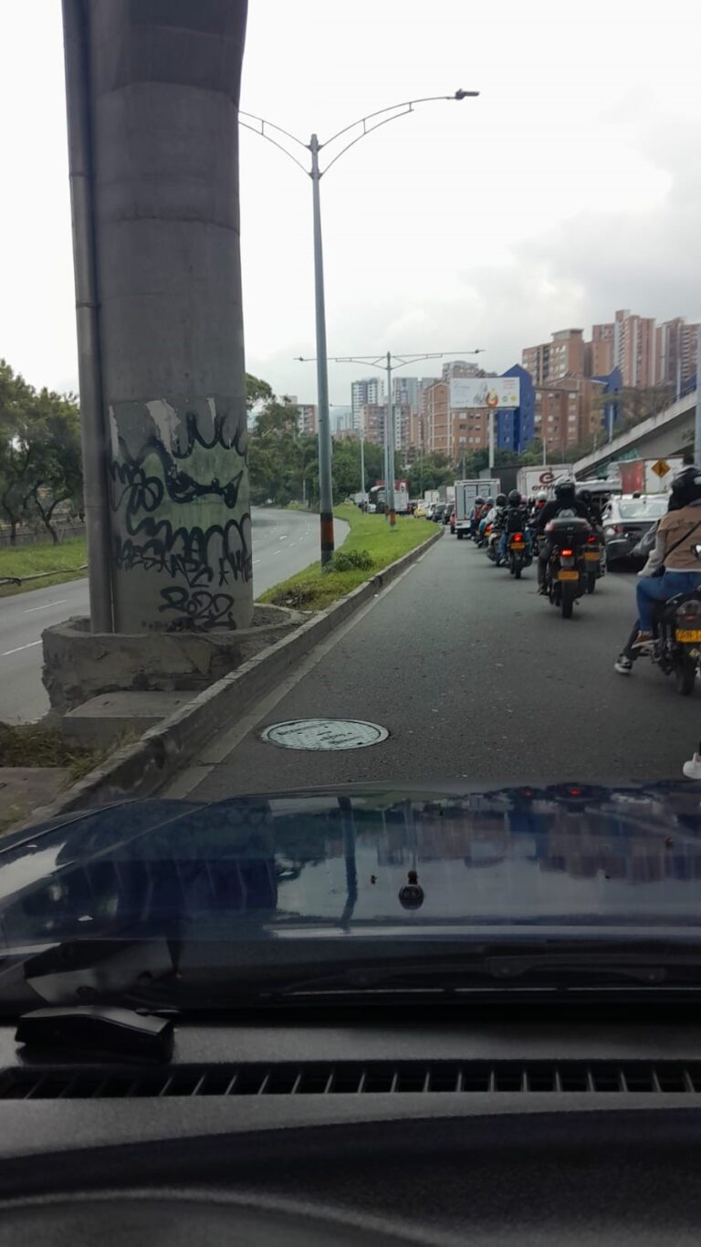 Otro motociclista falleció en Medellín al chocar con una volqueta