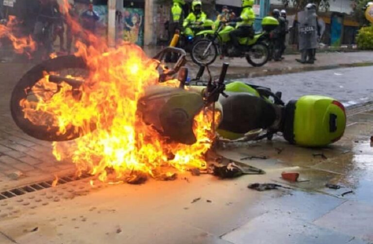 Quemaron motocicleta de la policía en asonada en el barrio Manrique