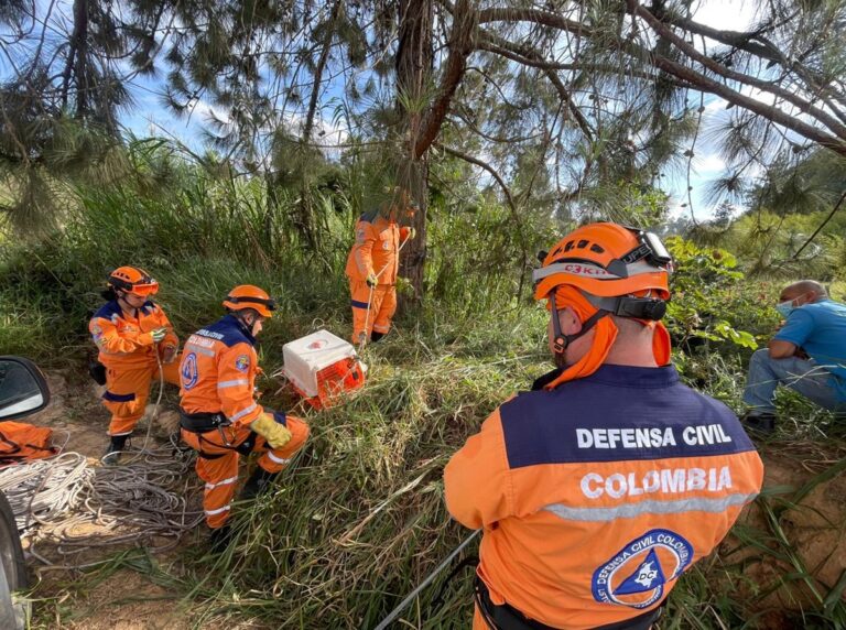 Siete días completa el rescate de un perro que cayó a abismo en Santander