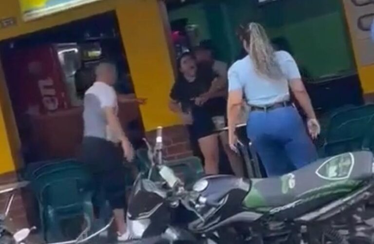 [VIDEO] Tres mujeres se agarraron a botellazos en un bar de Dabeiba, Antioquia