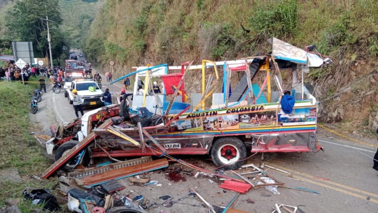 Bus escalera chocó contra una montaña: al menos seis personas fallecieron