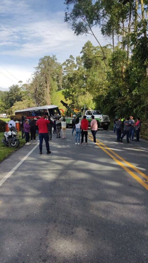 Cuatro personas heridas dejó volcamiento de un bus en Barbosa, Antioquia