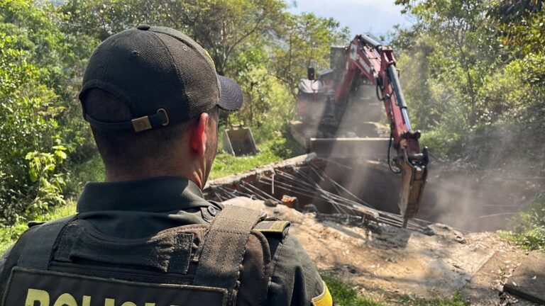 Desmantelan red ilegal de agua en el corregimiento Altavista en Medellín