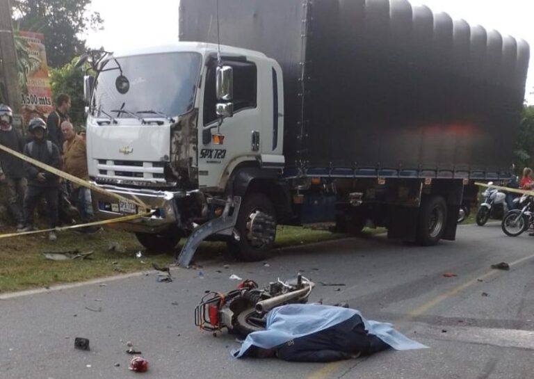 Dos muertos en choque frontal entre moto y camión en vía El Peñol-Guatapé