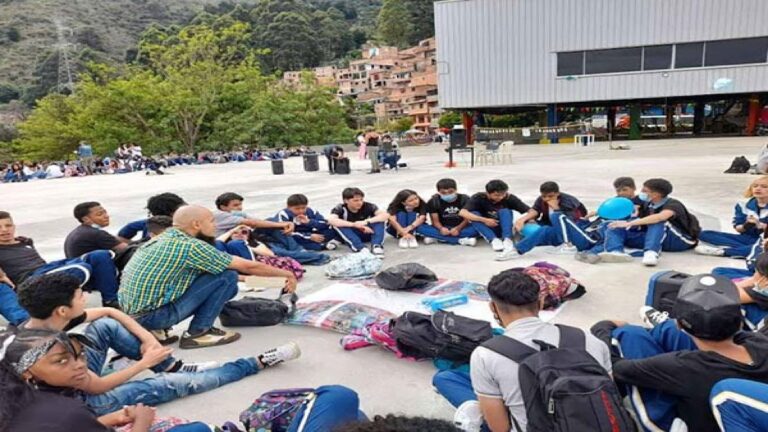 Estudiante que se accidentó en un colegio de Medellín se encuentra estable