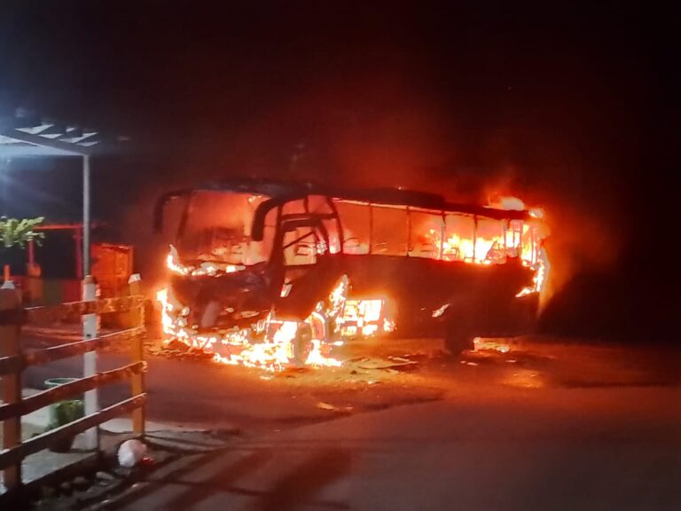 [FOTOS] Incendiaron bus de Rápido Ochoa en la vía Medellín-Quibdó