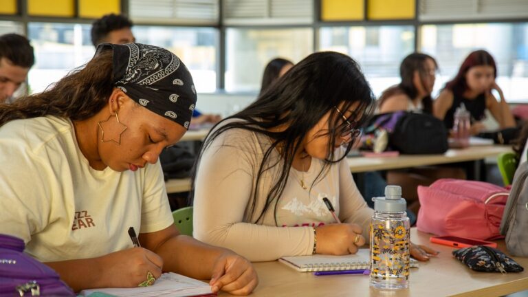 Hay más de dos mil cupos de Sapiencia para aprender inglés en Medellín