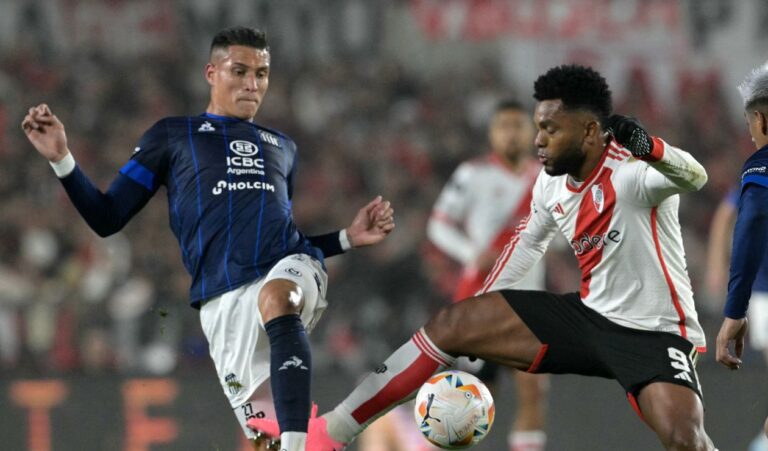 Hincha de River ‘ignoró’ a Borja y le pidió la camiseta a Camilo Portilla