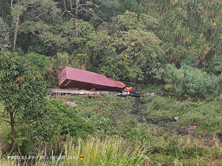 Identifican a conductor fallecido tras caer a abismo por microsueño