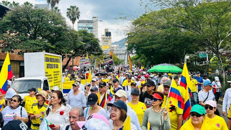 Medellín: Decenas de personas marcharon contra la política de Petro