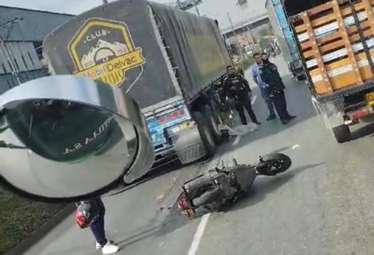 Medellín: Parrillera de moto murió en accidente, un menor conducía la moto