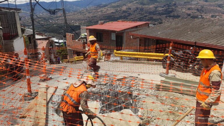 Adelantan las reparaciones tras explosión en alcantarillado de Medellín