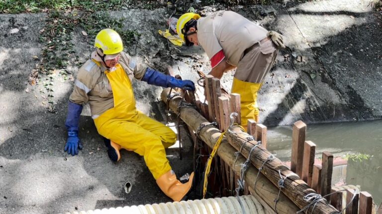 Atienden 99 puntos críticos en cauces de quebradas en Medellín