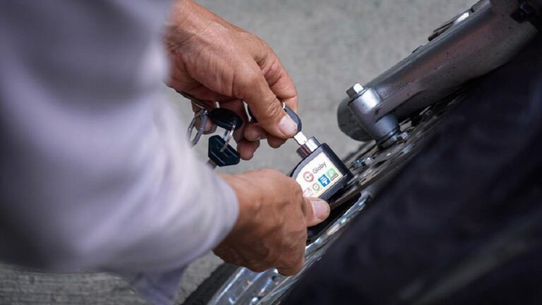 Campaña contra el hurto en Envigado: entregan candados con alarma a motociclistas