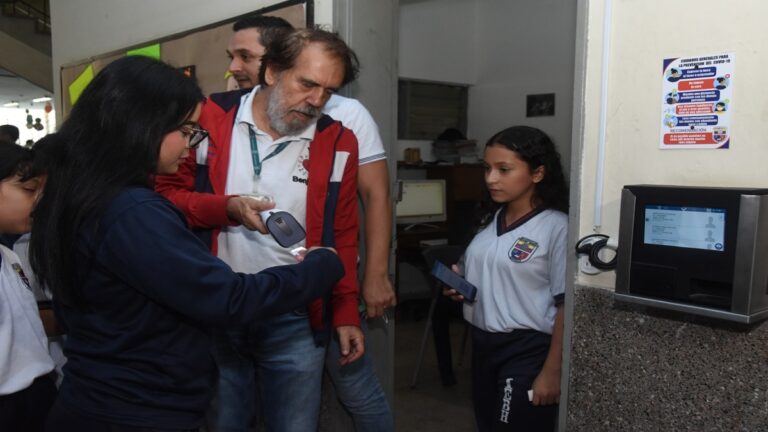 Colegio de Medellín creó aplicativo para evitar la deserción escolar