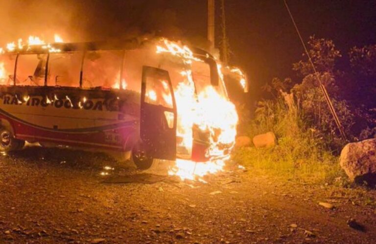 ELN quemó bus de Rápido Ochoa en vía Medellín – Quibdó