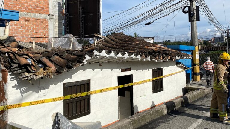 [FOTOS] Evacúan a dos personas por el colapso del techo de una vivienda en Rionegro