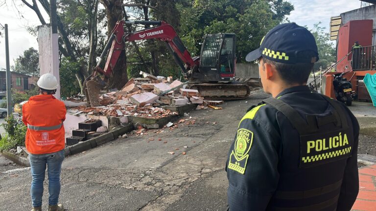 Increíble: Construyeron varias casas en pleno parque de niños en Medellín