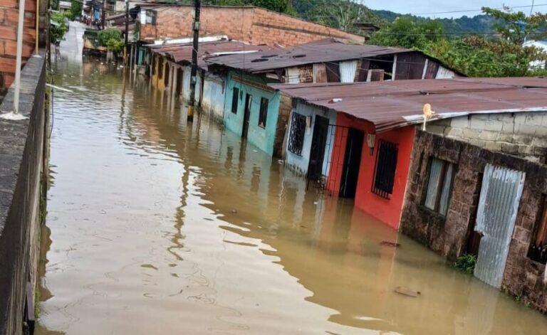 Lluvias en Zaragoza, Antioquia, dejan al menos dos mil viviendas inundadas