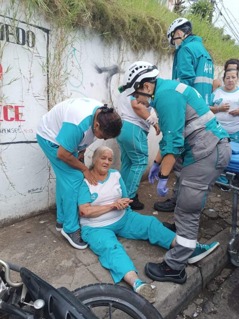 Motociclista que hacía piruetas embistió a dos adultos mayores en Medellín