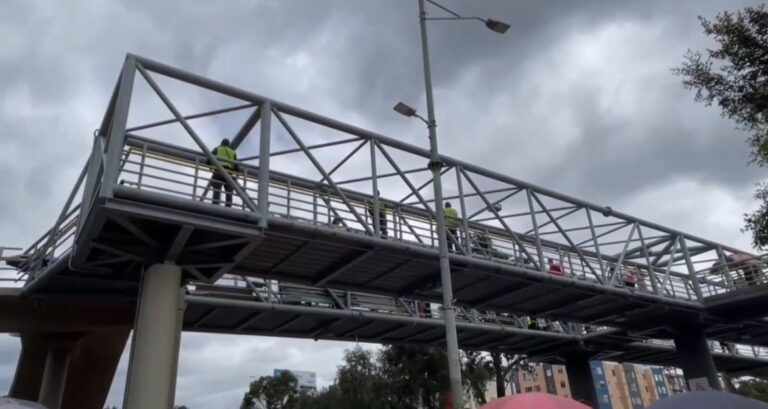 Salvan a una joven que por poco cae de un puente en Bogotá