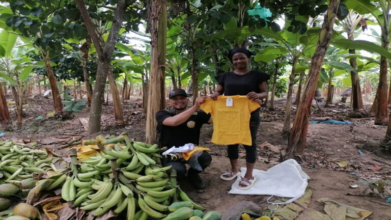 Varios medellinenses crearon proyecto para intercambiar ropa por alimentos