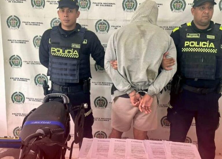 Capturan a hombre con panfletos del AGC que prohíben préstamos gota a gota