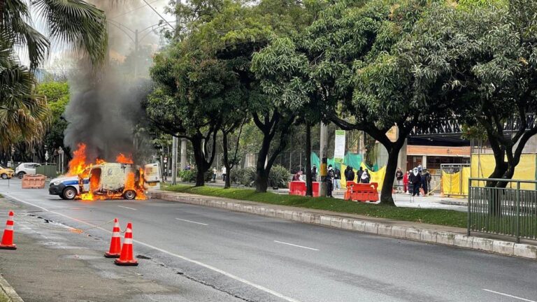 Encapuchados quemaron vehículo del tránsito de Medellín