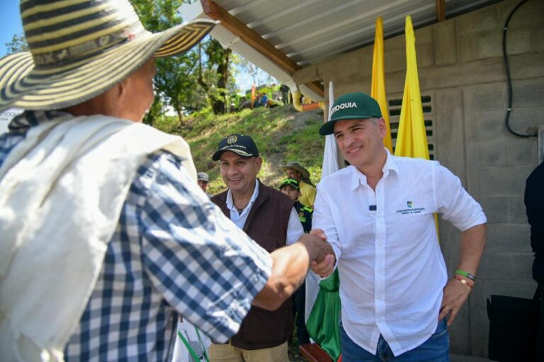 Entregan 12 viviendas a firmantes de paz en Ituango, Antioquia