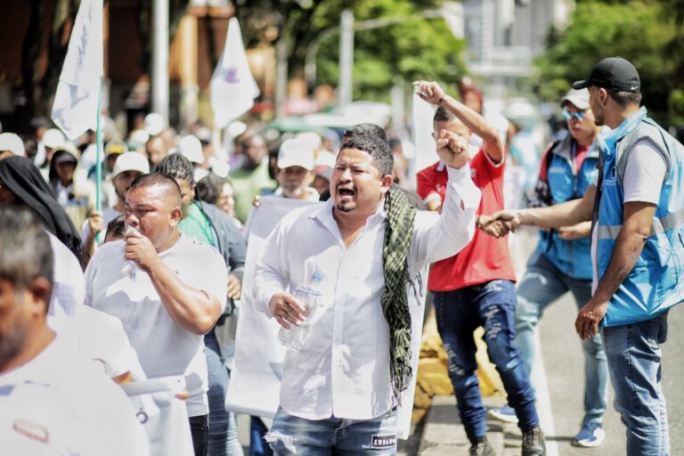 Firmantes de paz marcharon en Medellín para pedir por la vida