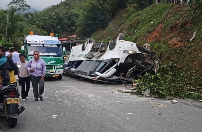 Grave accidente: 20 personas lesionadas dejaron el volcamiento de un bus en la vía Medellín – Amalfi, Antioquia