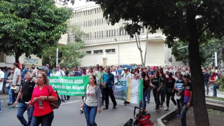 Maestros marchan en Antioquia por fallas en el nuevo sistema de salud