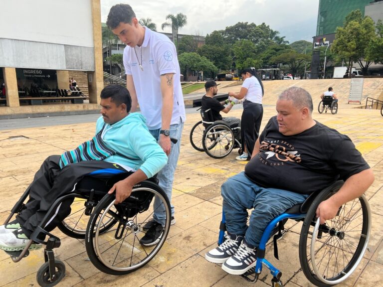 Medellín: 80 personas con discapacidad aprenden los desafíos de la ciudad