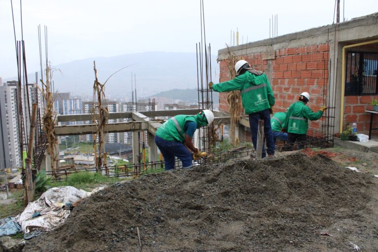 Medellín: Derribaron cuatro viviendas ilegales en el barrio la Divisa