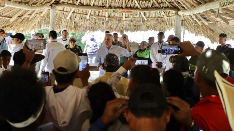 “No los vamos a dejar solos”: Gobernador de Antioquia en Turbo