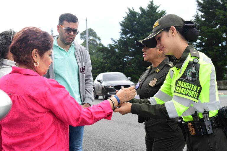 Patrulla púrpura refuerza lucha contra la violencia de género en Medellín