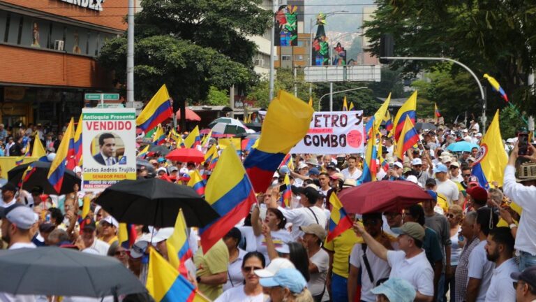 Quince mil personas marcharon en Medellín en rechazo al presidente Petro