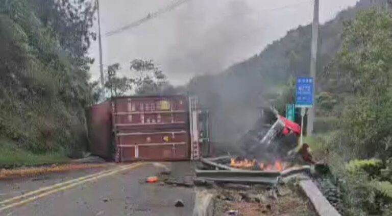 Accidente de tractocamión dejó a conductor con graves heridas en Antioquia