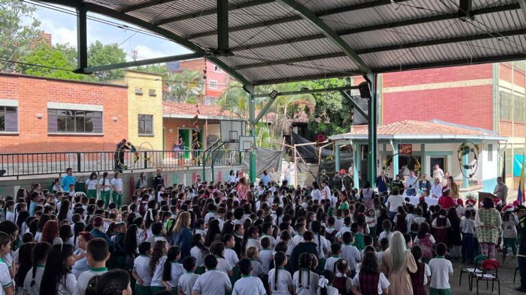 Estudiantes de colegio en Medellín se capacitan en prevención de drogas