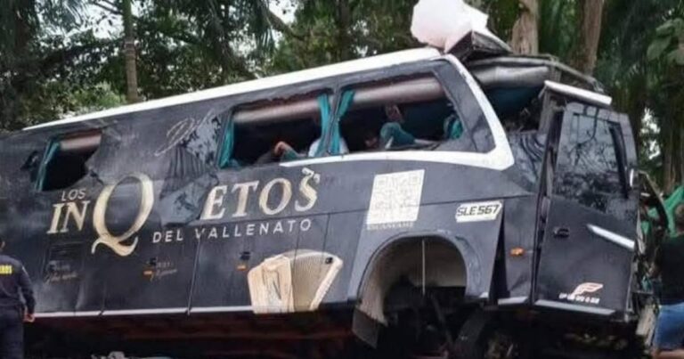 Noticias Antioquia: Bus de los Inquietos del Vallenato se accidentó