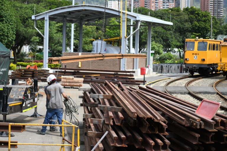 Noticias Medellín: Llegaron 290 rieles nuevos para el Metro