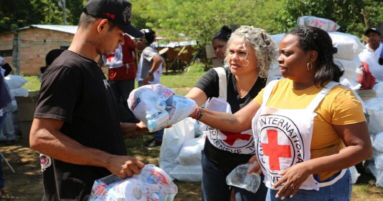 Noticias Antioquia: Entregan ayudas humanitarias a desplazados en El Bagre