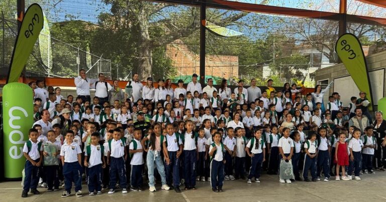 Noticias Antioquia: Entregaron kits escolares a niños en Hidroituango