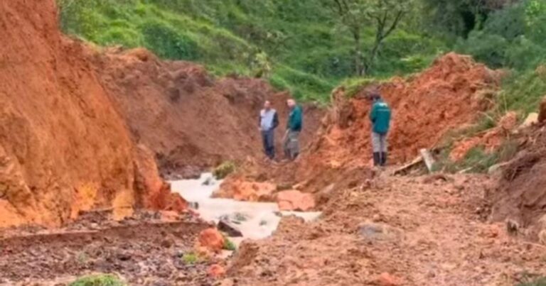 Noticias Antioquia: Quebrada en Caldas se represó por deslizamiento