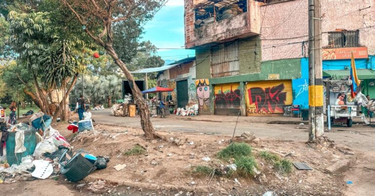 Noticias Medellín: Alcaldía llenó cerca de 2 mil volquetas con basuras